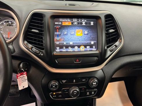 Used 2017 Jeep Cherokee Latitude FWD image 22