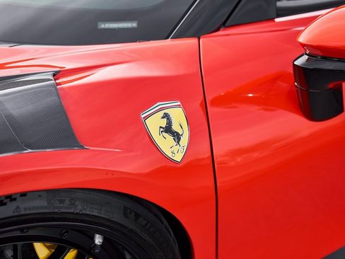 Used 2022 Ferrari SF90 Spider image 12