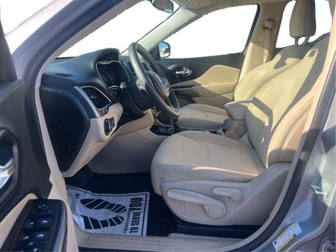 Used 2019 Jeep Cherokee Latitude w/ Popular Appearance Group image 9