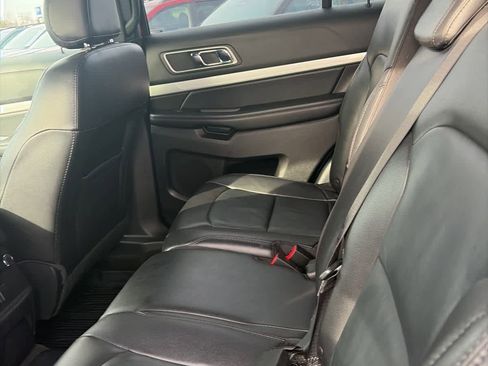 Used 2017 Ford Explorer XLT w/ Equipment Group 202A image 13