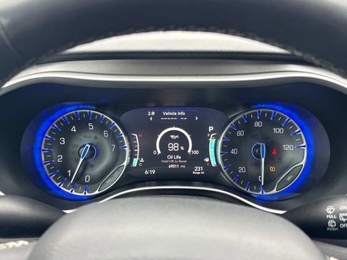 Used 2023 Chrysler Pacifica Touring-L FWD image 37