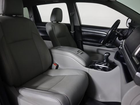 Used 2018 Toyota Highlander Limited image 32