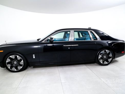 New 2027 Rolls-Royce Phantom Sedan RWD image 3