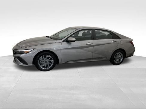 Used 2024 Hyundai Elantra SEL image 16