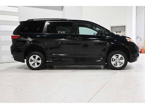 Used 2015 Toyota Sienna LE image 5