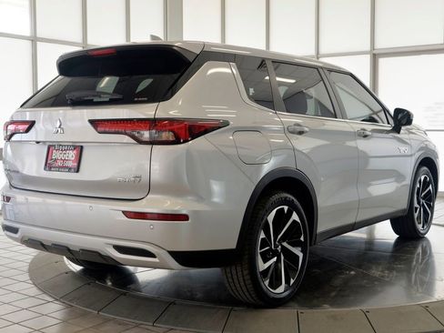 Used 2025 Mitsubishi Outlander SE image 8