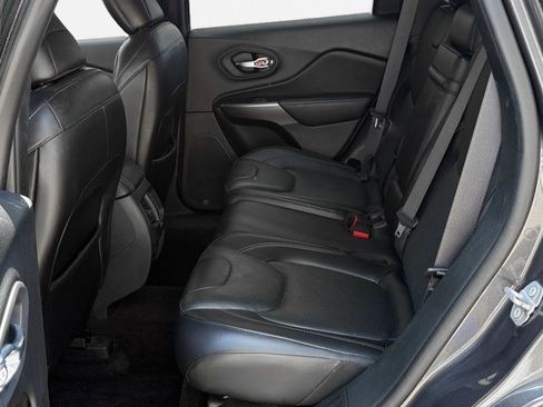 Used 2019 Jeep Cherokee Overland AWD/4WD image 13