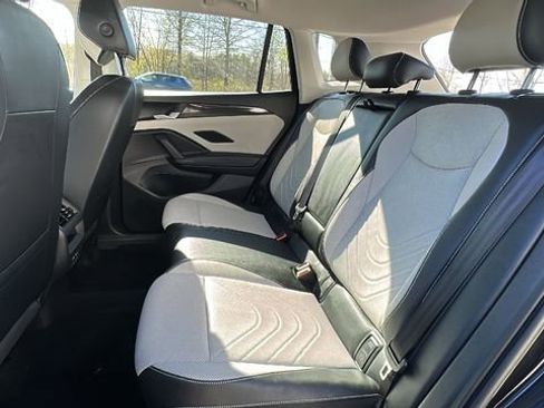 Used 2025 Volkswagen Tiguan SE AWD/4WD image 30