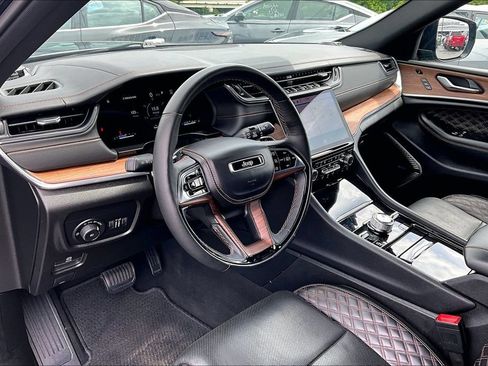 Used 2024 Jeep Grand Cherokee Summit w/ Luxury Tech Group V AWD/4WD image 18