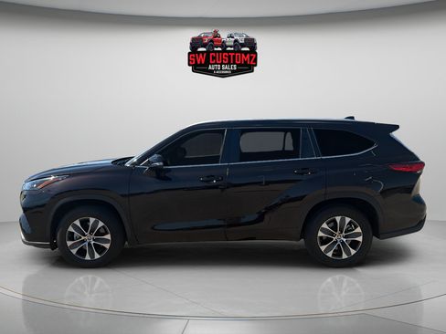 Used 2022 Toyota Highlander XLE FWD image 4