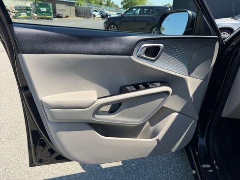 Certified 2023 Kia Soul LX w/ LX Technology Package FWD image 17