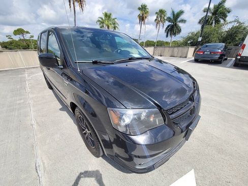 Used 2015 Dodge Grand Caravan SXT w/ Blacktop Package FWD image 13