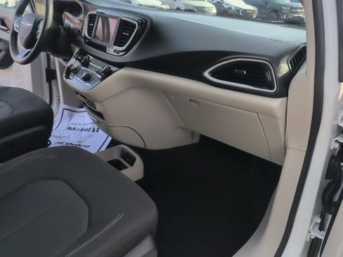 Used 2021 Chrysler Voyager L image 35