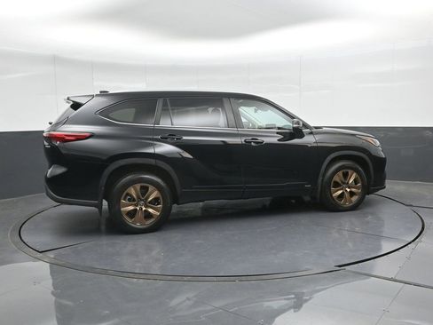 Used 2023 Toyota Highlander Bronze Edition image 3