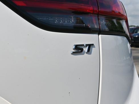 Used 2023 Buick Envision Essence w/ Sport Touring Package image 9