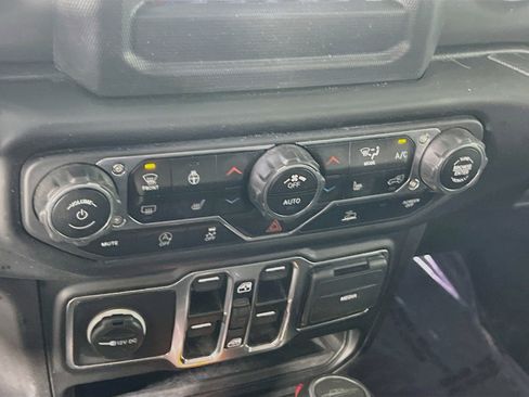 Used 2023 Jeep Gladiator Willys AWD/4WD image 15