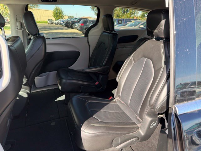 Used 2024 Chrysler Pacifica Touring-L FWD image 18