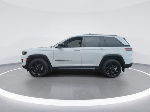 Used 2023 Jeep Grand Cherokee Altitude AWD/4WD image 5