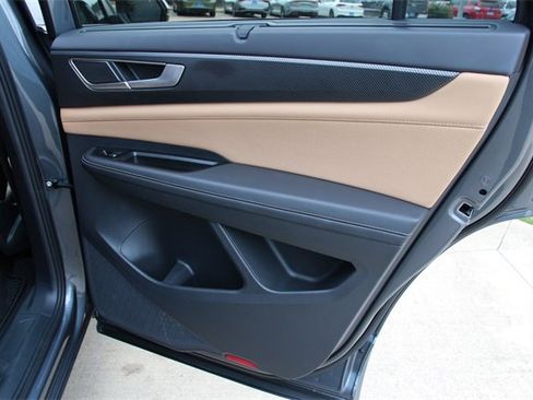 Certified 2025 Volkswagen Atlas Cross Sport SEL R-Line image 31