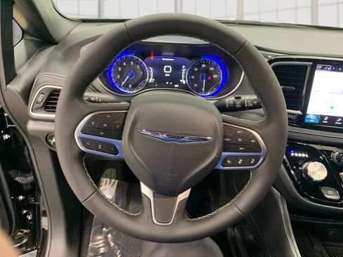 New 2026 Chrysler Pacifica Limited image 17