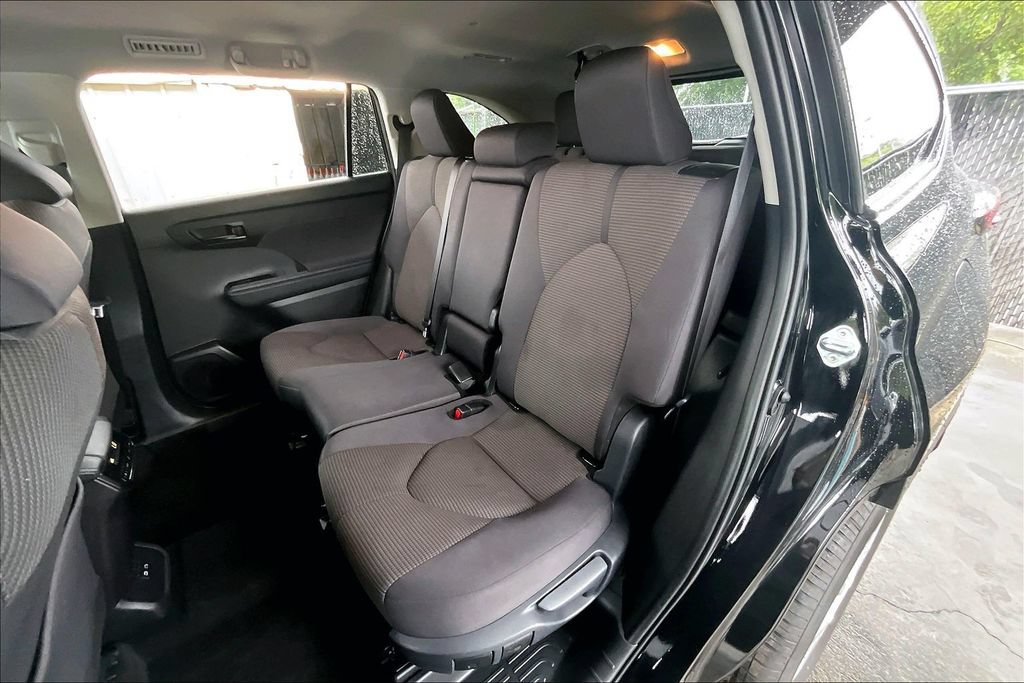 Used 2025 Toyota Highlander LE FWD image 20