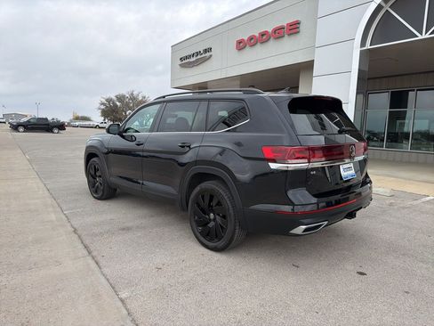 Used 2024 Volkswagen Atlas SE image 3