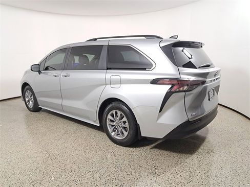 Used 2025 Toyota Sienna XLE image 7