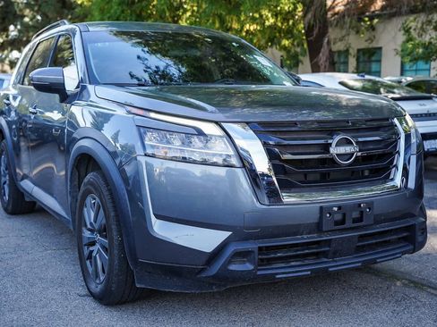 Used 2022 Nissan Pathfinder SV image 3