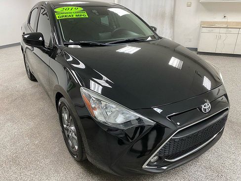 Used 2019 Toyota Yaris LE image 3