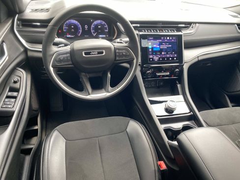 Used 2024 Jeep Grand Cherokee Altitude RWD image 19