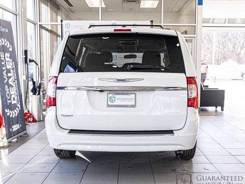 Used 2016 Chrysler Town & Country Touring w/ Driver Convenience Group image 13