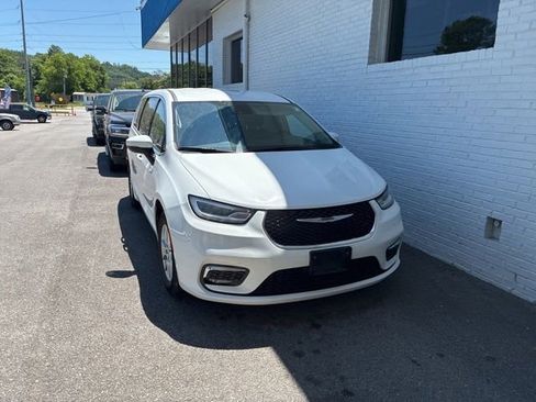 Used 2023 Chrysler Pacifica Touring-L FWD image 2