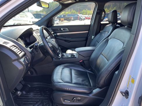 Used 2018 Ford Explorer XLT w/ Equipment Group 202A image 5