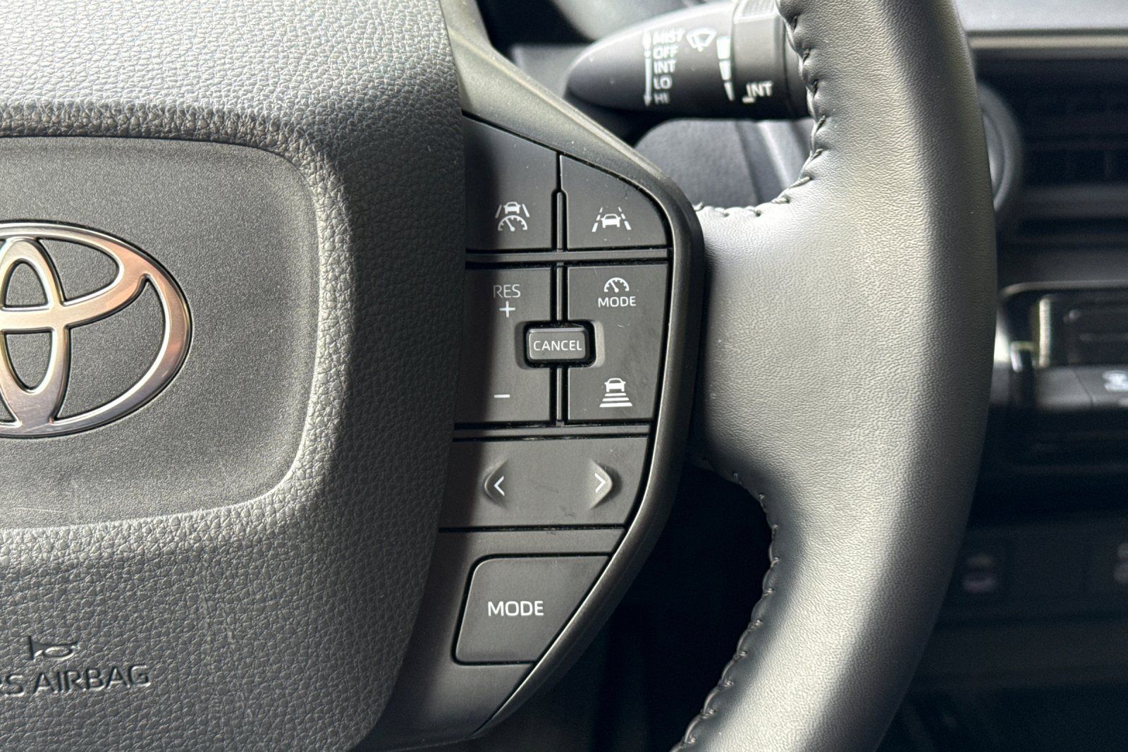 Used 2025 Toyota Prius LE FWD image 29