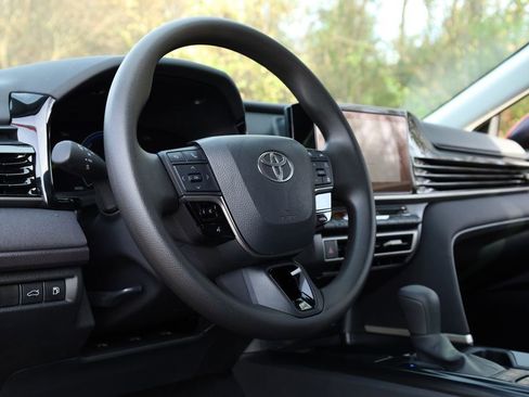 Used 2025 Toyota Camry LE image 5