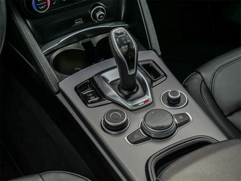 Used 2024 Alfa Romeo Stelvio Ti image 37