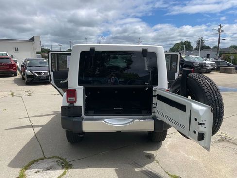 Used 2017 Jeep Wrangler Unlimited Sahara w/ Connectivity Group AWD/4WD image 21