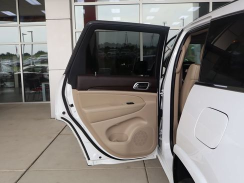 Used 2018 Jeep Grand Cherokee Overland AWD/4WD image 31