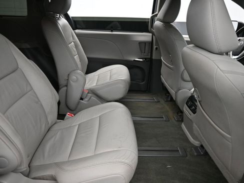 Used 2016 Toyota Sienna XLE image 14