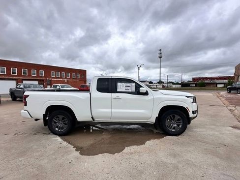 New 2025 Nissan Frontier SV w/ SV Convenience Package image 4