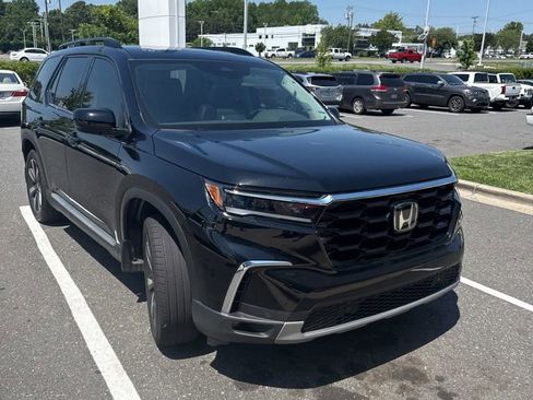 Used 2025 Honda Pilot Touring image 1