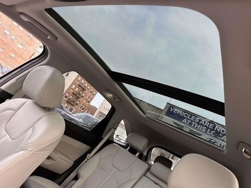 Used 2023 Kia Sorento S w/ Panoramic Sunroof Package image 18