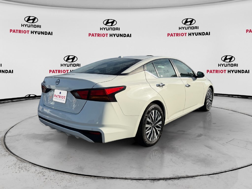 Used 2025 Nissan Altima 2.5 SV FWD image 3