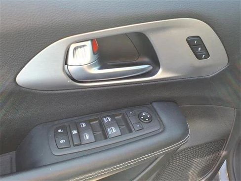 Certified 2020 Chrysler Pacifica Touring-L image 11