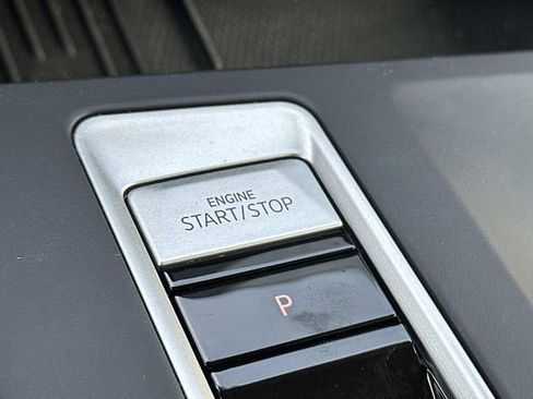 Used 2025 Volkswagen Atlas SE image 24