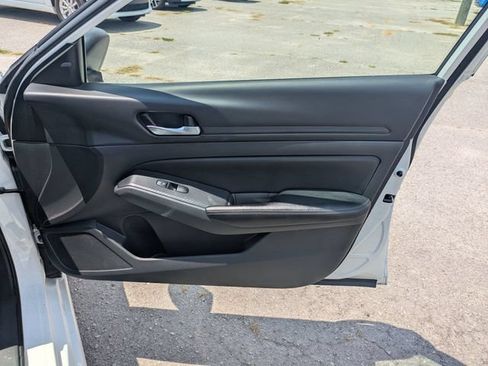 Used 2025 Nissan Altima 2.5 SV FWD image 32