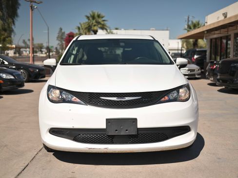 Used 2022 Chrysler Voyager LX image 2