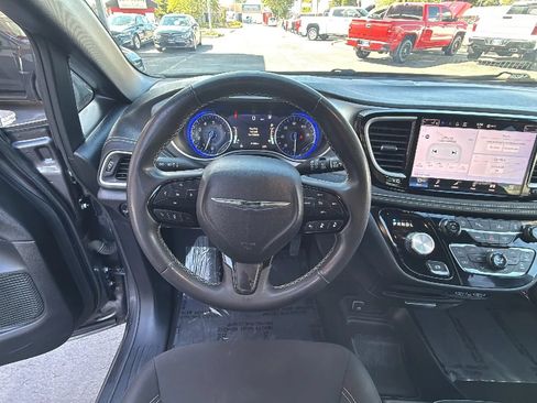 Used 2023 Chrysler Pacifica Touring FWD image 20