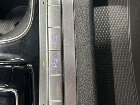 Used 2023 Kia Carnival EX FWD image 25