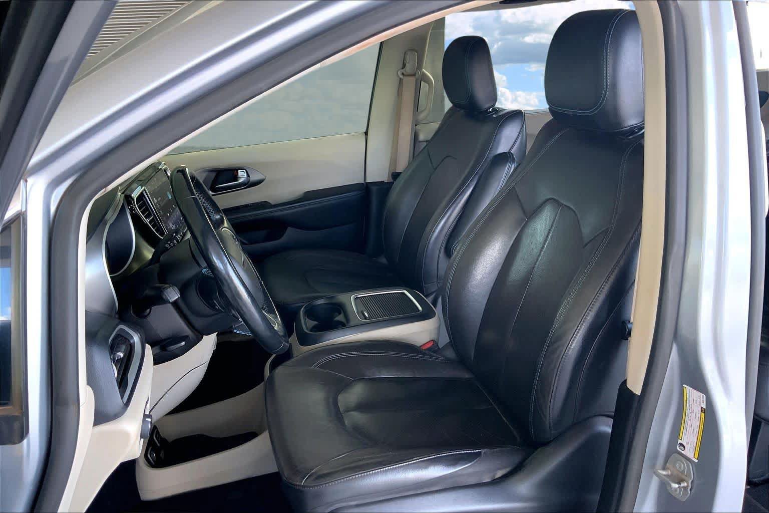 Used 2021 Chrysler Pacifica Touring-L FWD image 11